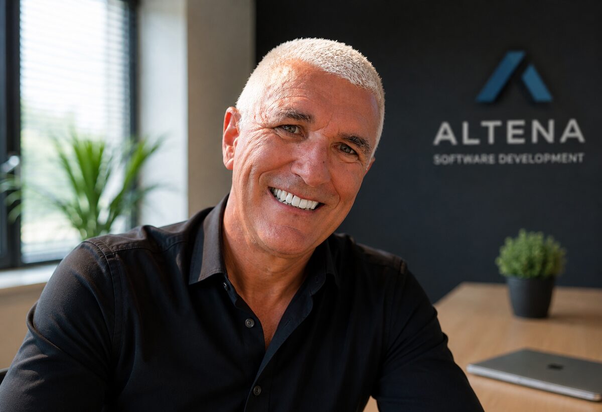 Marcel Altena, Gründer von AdComPro, im Büro von Altena Software Development